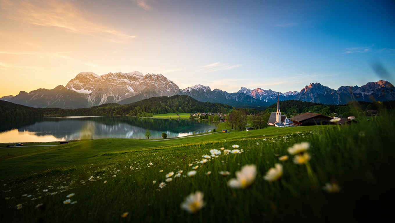 Panoramablick auf die bayerischen Alpen mit Alpensee — Deutschland erleben