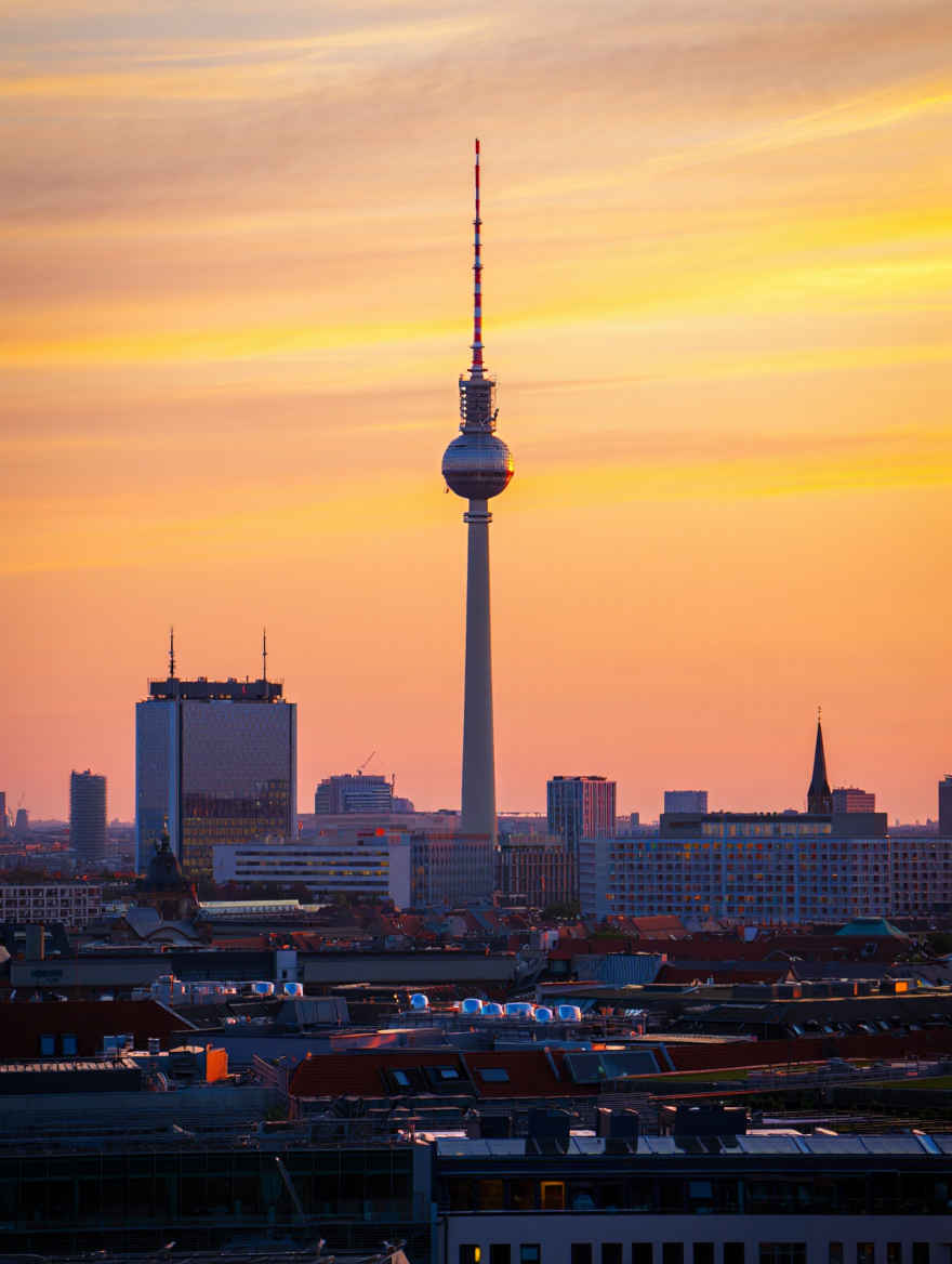 Berliner Skyline mit Fernsehturm bei Sonnenuntergang — Hauptstadt erleben